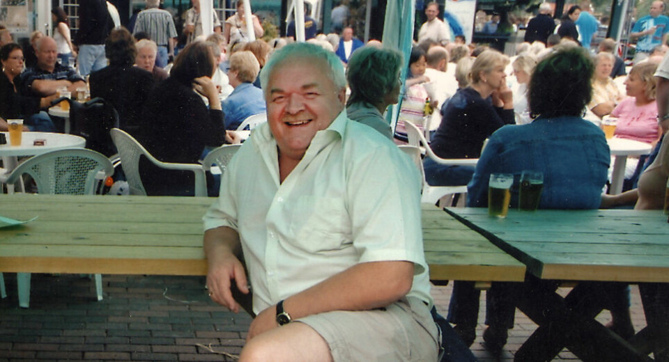 Jan Thomassen som representant fra Søgne ungdomslag i kjent positur på sommermarked en gang på 1990-tallet.