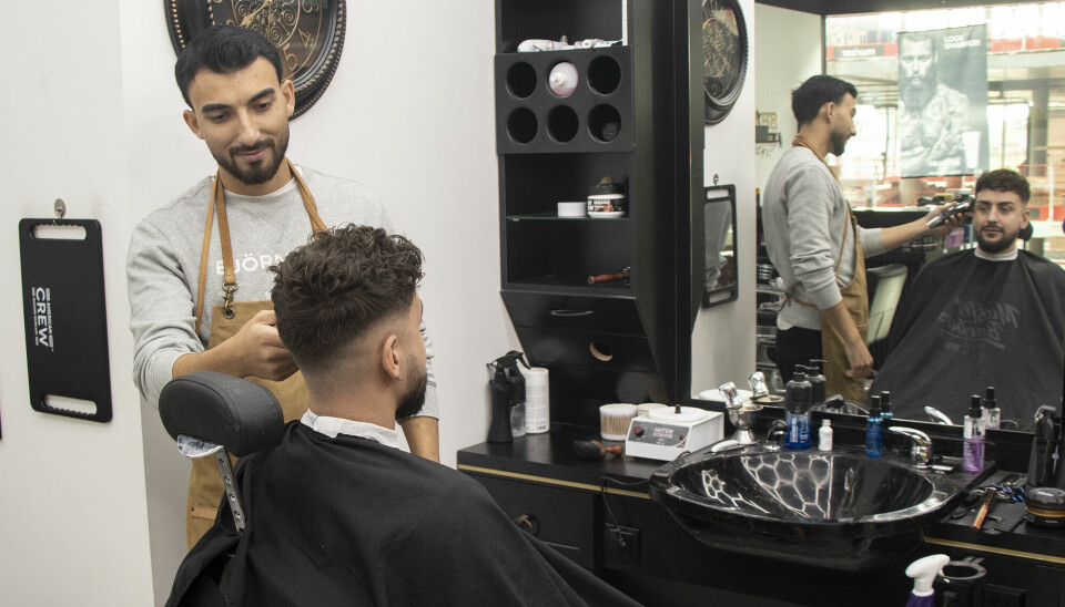 Det er Sharp Barbershop som har fikset håret på de mannlige modellene fra Søgne FK. Her har frisør Atef besøk av stamkunden Elham i frisørstolen.