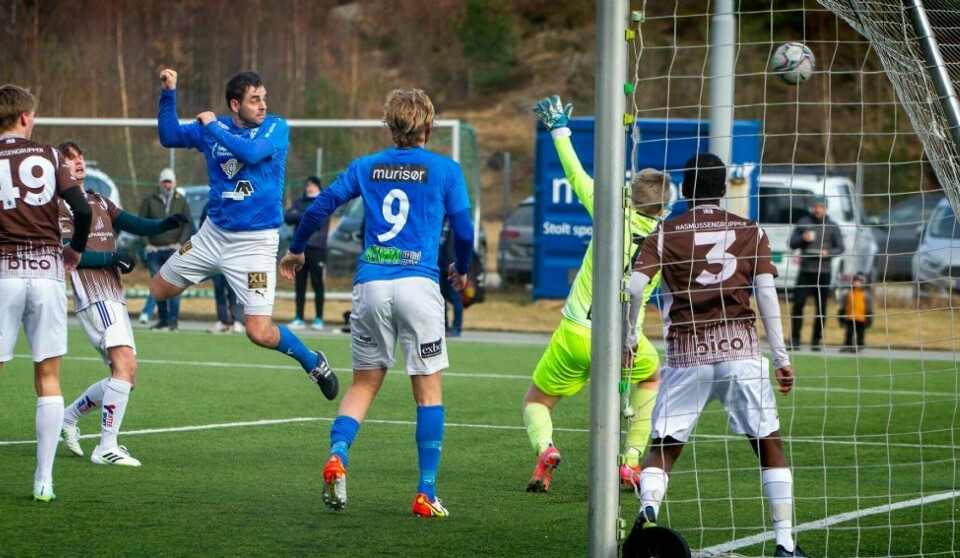 Superveteran Morten Dalene scorer på heading i en tidligere seriekamp på Søgne stadion.