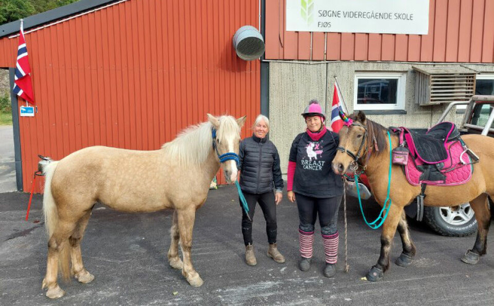 Lene kløvfjell med hesten Berta og Marianne Halvorsen med hesten Liihku som arrangerer rosa sløyfe-ritt i år.