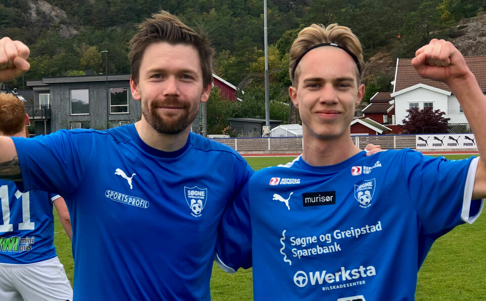 Målscorene Dan-Roger Roland og Kristian Aarhus jubler for seier.