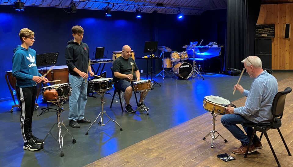 I høst i forkant av konserten hadde trommegjengen eget seminar med Thomas Hansen fra Kristiansand Symfoniorkester. Fra venstre: Eskil, Sebastian, Per Arne og Thomas i front. I høst i forkant av konserten hadde trommegjengen eget seminar med Thomas Hansen fra Kristiansand Symfoniorkester. Fra venstre: Eskil, Sebastian, Per Arne og Thomas i front.