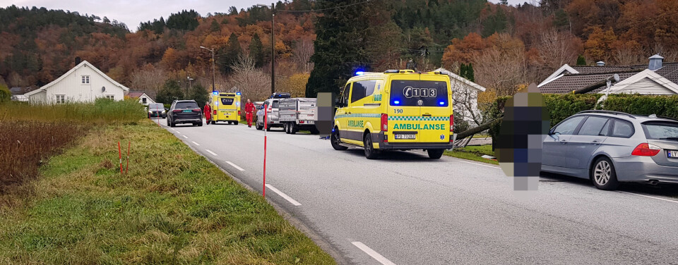 Det var to ambulanser og politi på stedet.