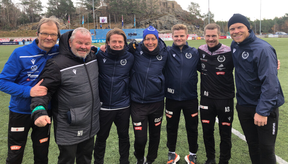 En del av teamet rundt Fløy samlet. Fra venstre oppmennene Dagfin Grastveit og Hugo Thoresen. Videre assistenttrener Mathias Fredriksen, fysioteraput Gry Gamst Andås, hovedtrener Marius Kjørvik Johansen, keepertrener André Sandum og assistenttrener Lars Kristian Pedersen. En del av teamet rundt Fløy samlet. Fra venstre oppmennene Dagfin Grastveit og Hugo Thoresen. Videre assistenttrener Mathias Fredriksen, fysioteraput Gry Gamst Andås, hovedtrener Marius Kjørvik Johansen, keepertrener André Sandum og assistenttrener Lars Kristian Pedersen.