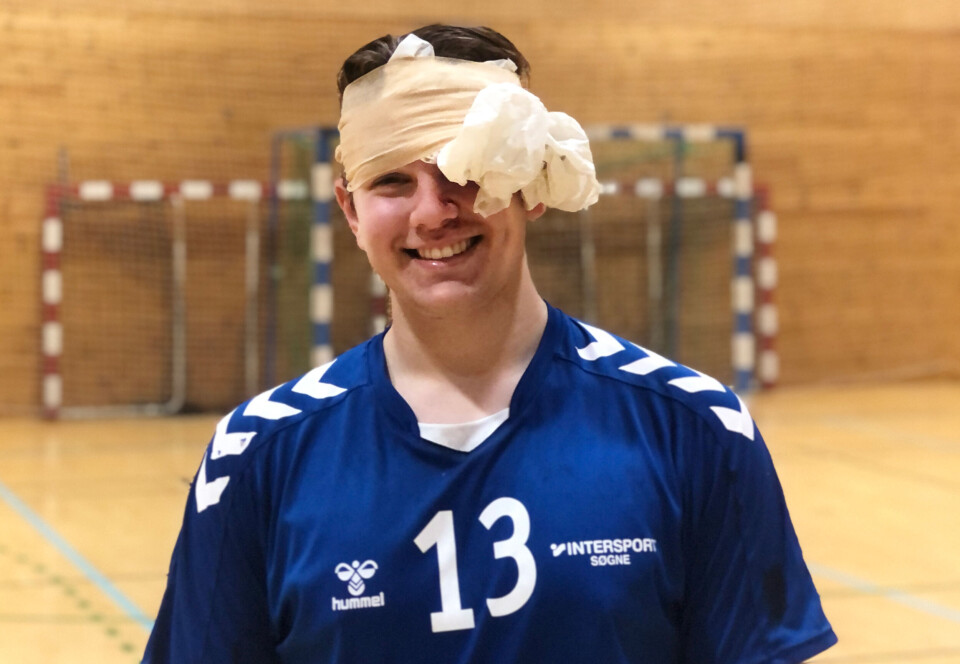 Forsvarskjempen Mads Engenes måtte sy noen sting over øyet.