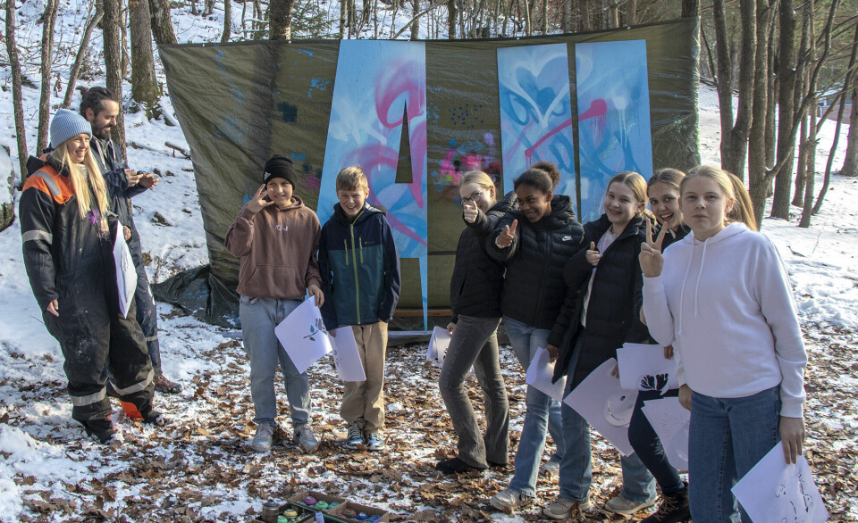 En gruppe elever fra Tinntjønn skole, veldig klare for å bli tatt bilde av.