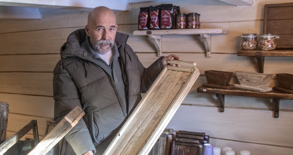 Tom Klein i stabburet med et av sine danderingsbrett.