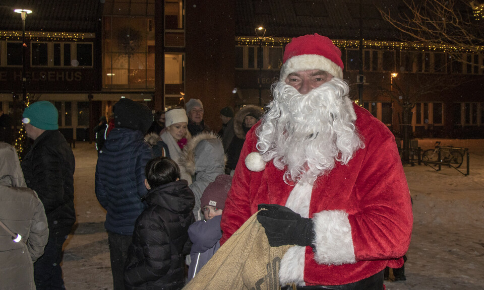 Julenissen var selvsagt til stede da lysene i julegrana på Tangvall ble tent lørdag.