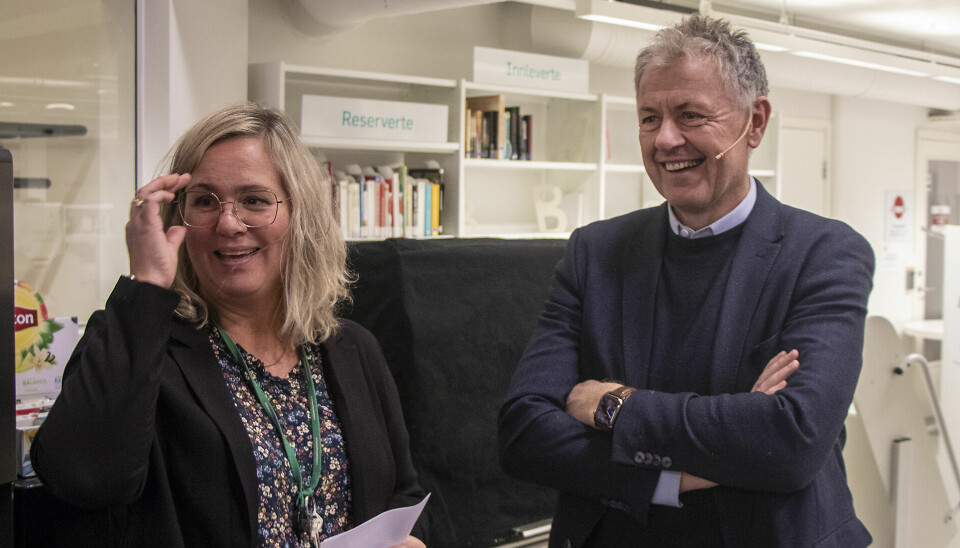 Debattleder Gunnar Stavrum sammen med bibliotekar Margrete Loland fra arrangøren av debatten Tangvall Bibliotek.