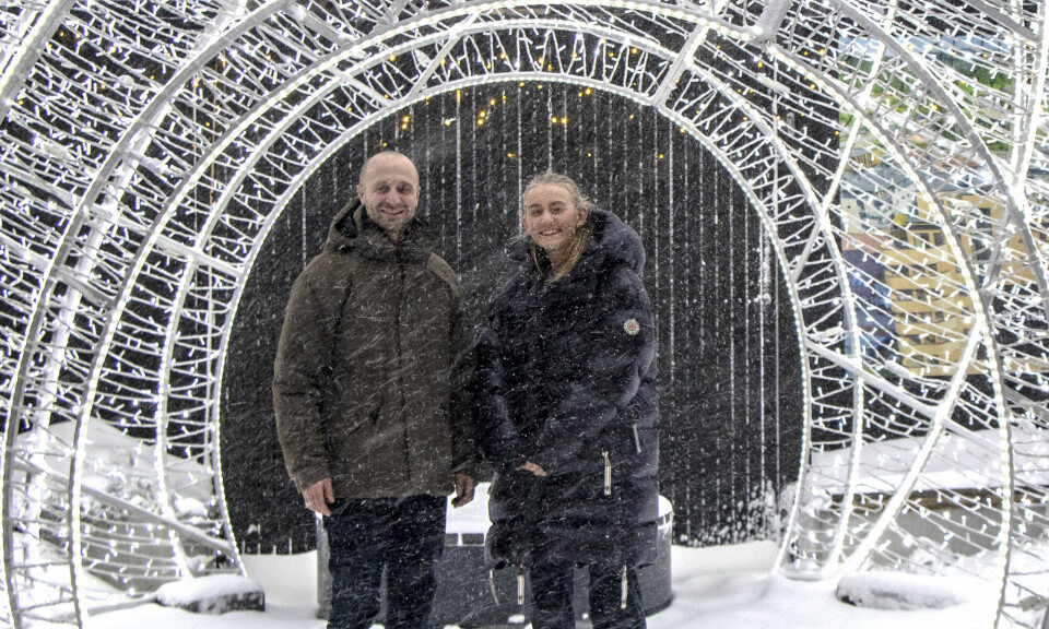 Folk hastet forbi i snødrevet på Tangvall fredag, men senteransvarlig Cato Hersvik-Olsen fikk besøk av elev ved Søgne videregående skole, Amanda Sloth.