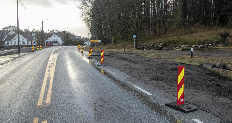 Det blå skiltet som viser busstopp står fremdeles igjen vest for Hølleveien, men busslomma er stengt av og asfalten er allerede fjernet på deler av området.