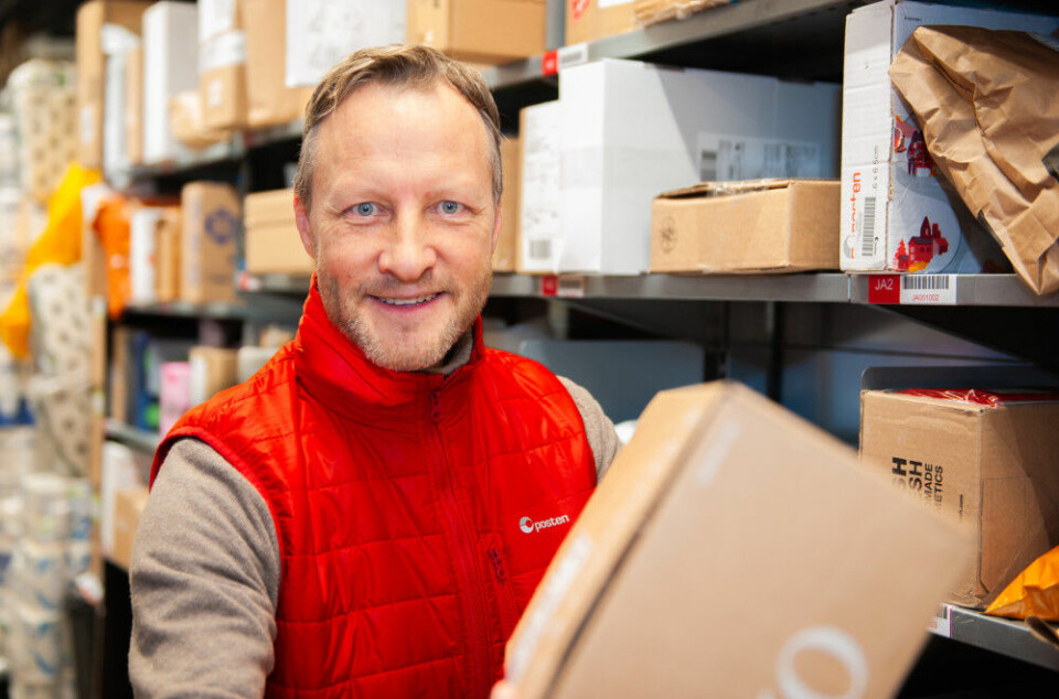 Pressesjef Kenneth Tjønndal Pettersen viser fram en av pakkene som venter på mottager i en av landets Post i Butikk.