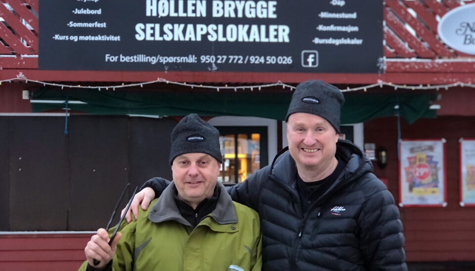 Forpleiningssjef Andersen og Sportssjef Solås kommer med endelig sluttdato for Gampesparket under banketten på Høllen brygge.