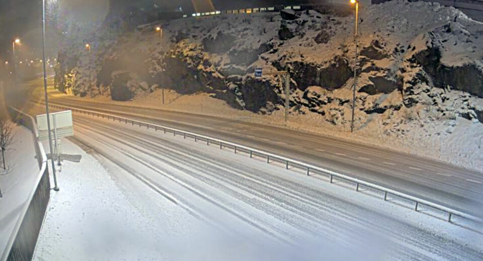 E39 Fidjane søndag kveld klokken 18.00. Snøen er i ferd med å legge seg på hovedveiene.