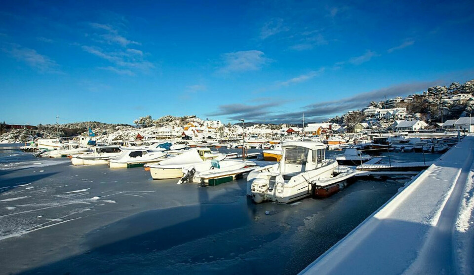 Bildet av båthavna i Høllen er tatt vinteren 2021.