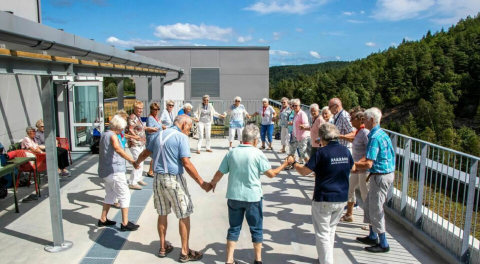 25 danseglade seniorer fikk anledning til å danse på taket av nybygde Kleplandstunet da takterrassen på det nye flotte omsorgssenteret ble «offisielt innviet» i juli 2021.