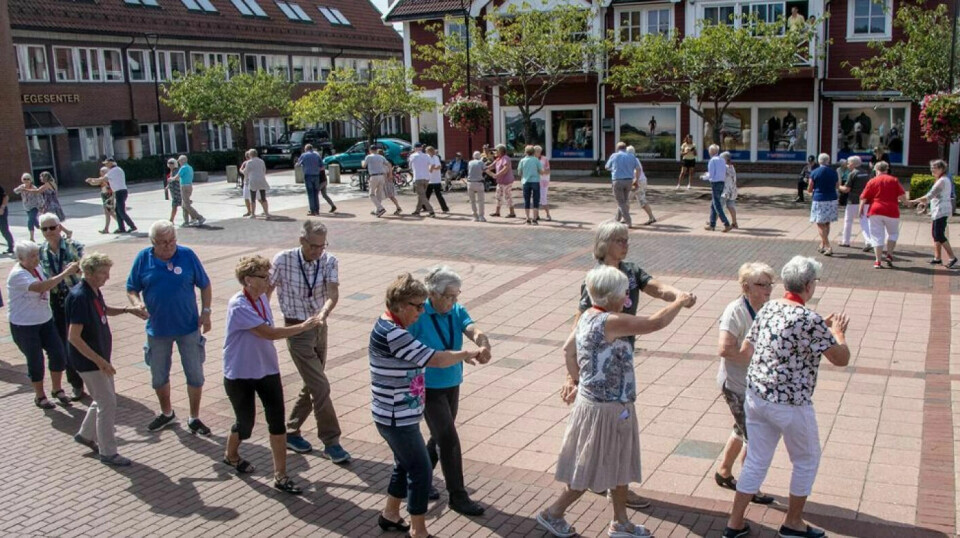 Mer enn 60 danseglade seniorer fra store deler av Agder svingte seg til livlige toner på Tangvall en tirsdag i august 2022.