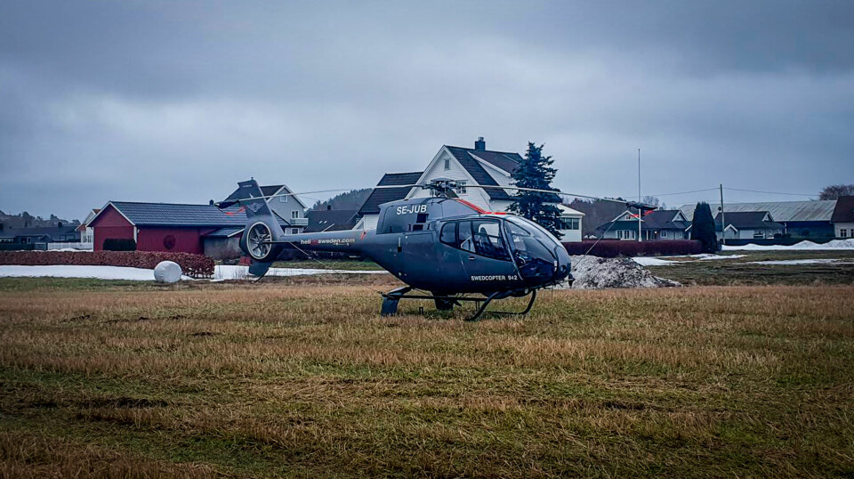 Dette helikopteret har stått langs Tangvallveien siden lørdag. Helikopteret tilhører det svenske selskapet Heliair Sweden og er innleid i forbindelse med linjerydding for Glitre Nett, mens det er Heliwest fra Finland som utfører arbeidet.