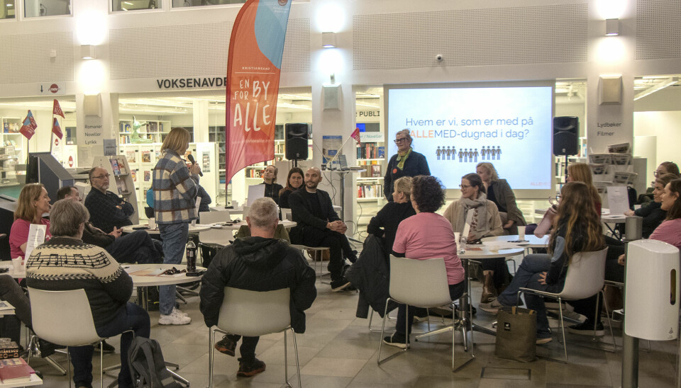 Et bredt sammensatt utvalg av frivillige deltok på dugnaden i biblioteket på Tangvall mandag kveld.