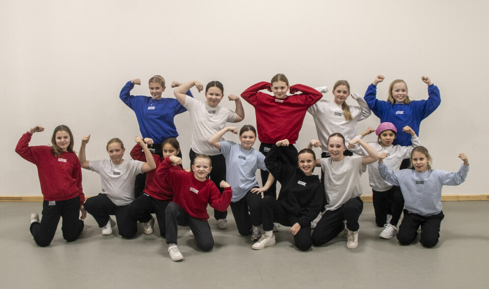 Søgne danseklubb har dansere fra barneskolealder til videregåendealder. Her er de yngste «kidza» klar til øvelse og generalprøve tirsdag kveld.