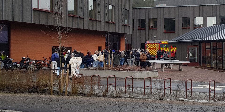 Her er elevene på vei inn i skolesenteret etter endt øvelse.