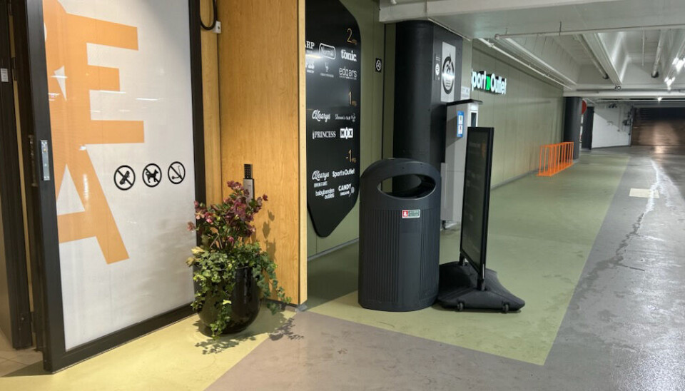 Det skal ha blitt satt fyr på søppelkasse like ved inngangen fra parkeringskjeller til kjøpesenteret Tangvall Arena.