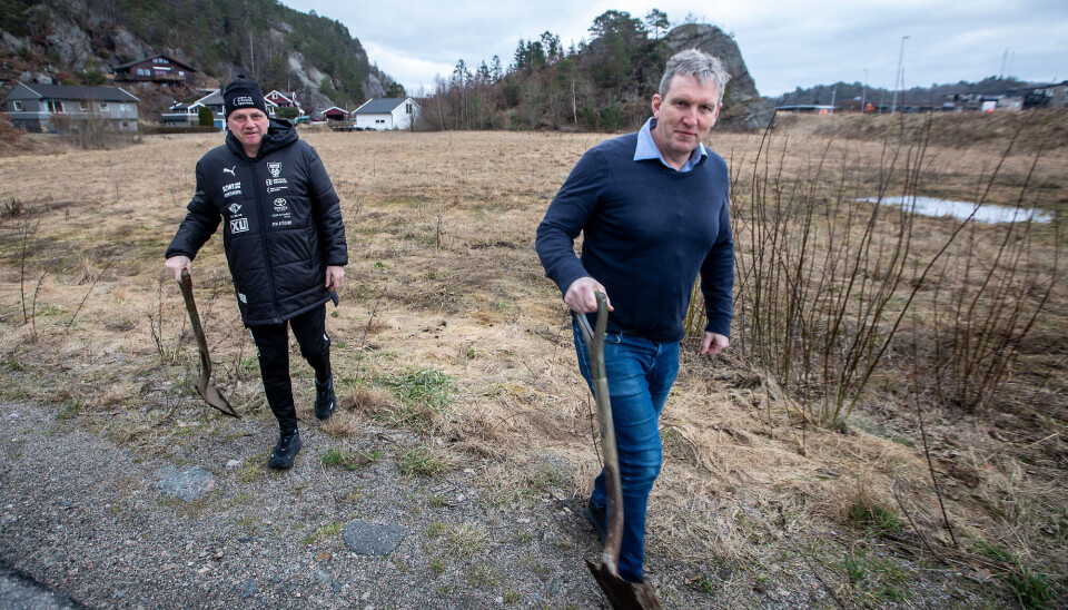 Gunnar Engebu (t.v.) og Stig Trydal ved jordet ved siden av Toyota-banen på Tangvall ved en tidligere anledning.