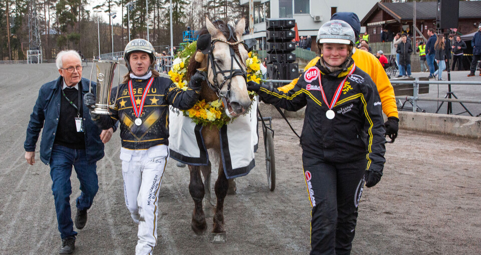 Kusk Tom Erik Solberg med den flotte sølvpokalen som det synlige bevis på Tangen Borks seier i Moe Odins æresløp. T.h. assistenttrener Sandra Svang Gjeruldsen.