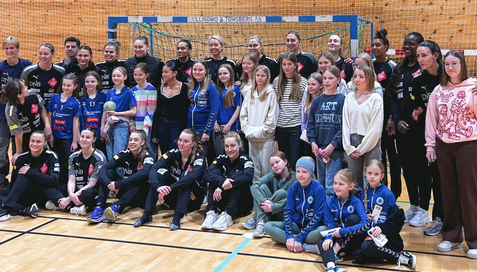 Vipers og Søgne-spillere i skjønn forening. Egeli mener det er viktig å videreføre håndballsatsing for kvinner i landsdelen.