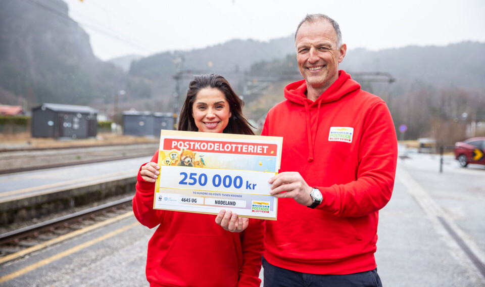 Jorun Stiansen og Tom Stiansen med det synlige beviset på at søndagsgevinsten går til Nodeland.