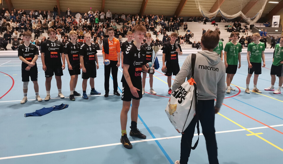 Søgnes lagkaptein mottar pokalen for andre plass i Quart-cupen.