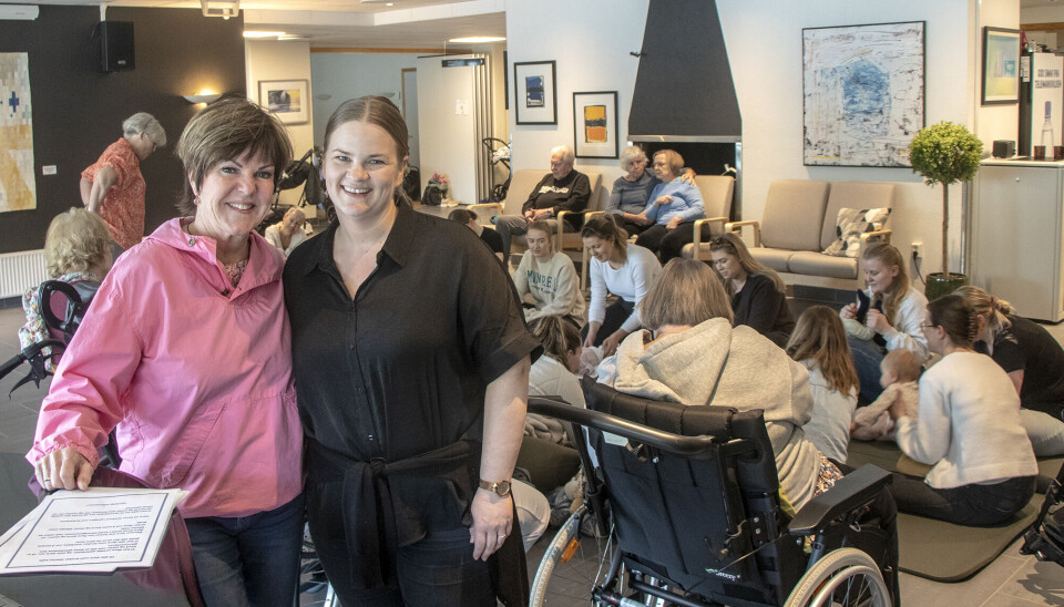 Trivsels- og aktivitetskoordinator Kikki Eikaas Try og diakon i Søgne menighet, Lene Nilsen Berge leder an når det inviteres til babysang på Søgne omsorgssenter.