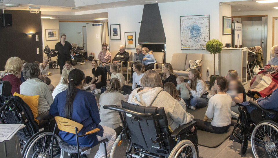 Babysang på Søgne omsorgssenter, et sosialt tilbud til beboere, babyer og foreldre.