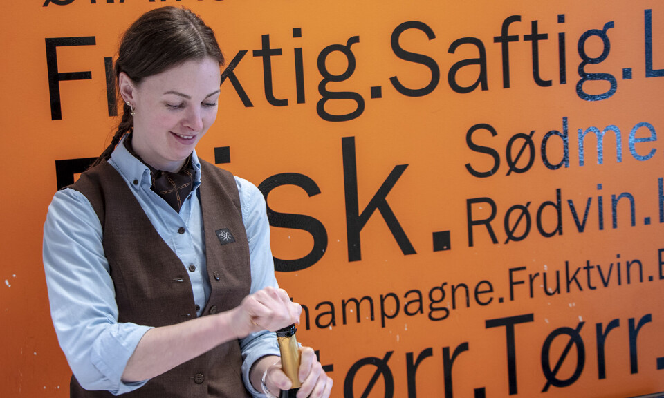 Kristin Balberg ved Vinmonopolets utsalg i Søgne gjør klar til alkoholfri prøvesmaking i butikken fredag.