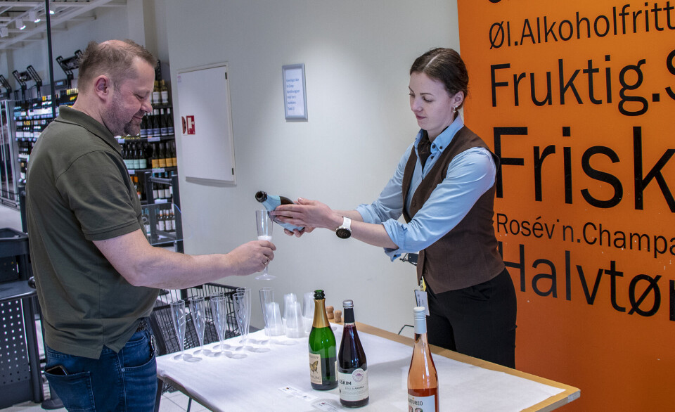 Roger Finsådal Kristensen var fredag innom det lokale Vinmonopolet for å handle inn til kommende festligheter. – Jeg har planer om å handle inn noe alkoholfritt, så det passer fint å få smake på disse alternativene nå, sier han mens Kristin Balberg serverer smaksprøver.