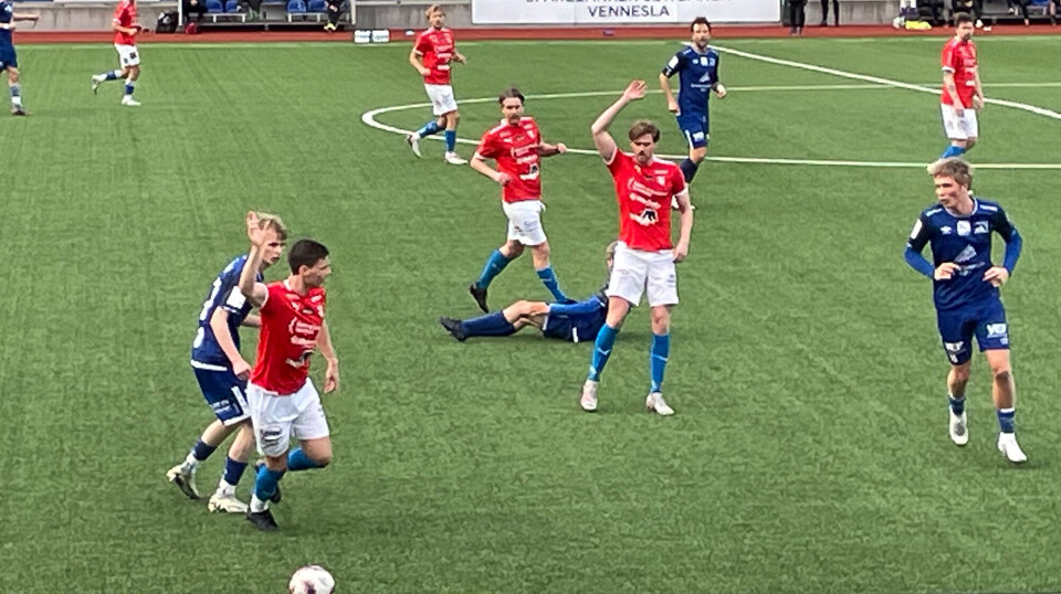 Søgne-spillerne markerer for innkast.