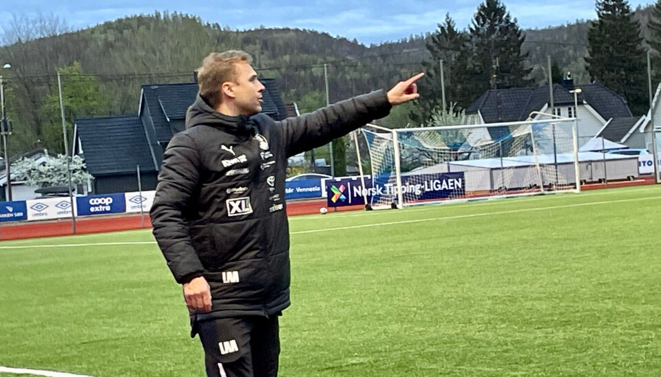En ivrig Søgne-trener Lennart Aamodt mot slutten av kampen.