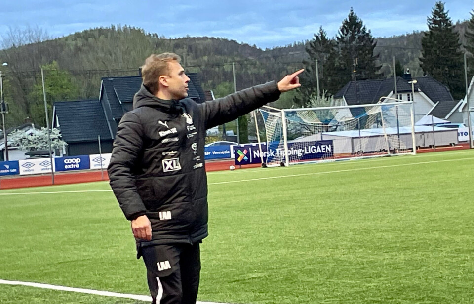 En ivrig Søgne-trener Lennart Aamodt på slutten sidelinjen i sist seriekamp.
