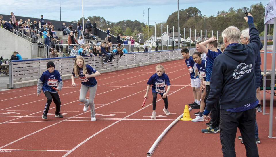Jon Fjeld klar med startpistolen når ett lag fra Rosseland skole og to lag fra Lunde skole står klare på startstreken på Søgne stadion.