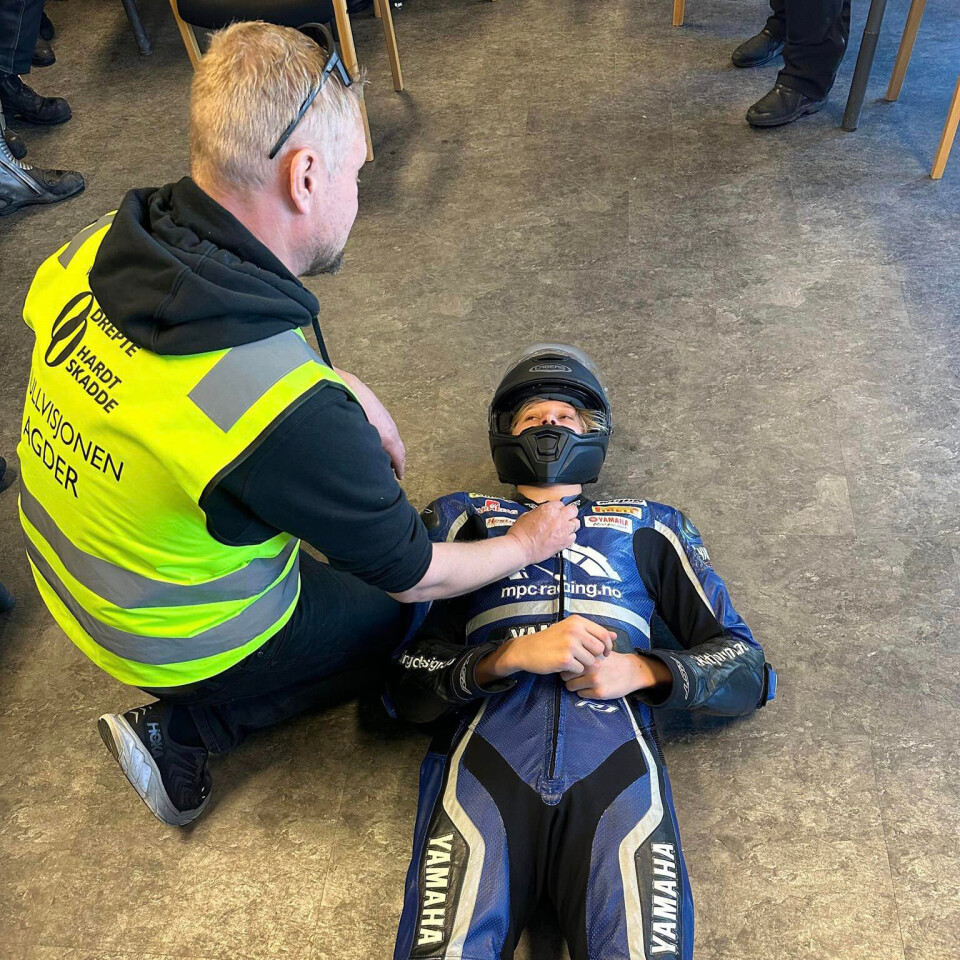 Gunstein Theland, som er vikar i Nullvisjonen Agder har også lang erfaring som ambulansearbeider. Han tar oss gjennom ulykkesberedskap og opptreden på skadested.