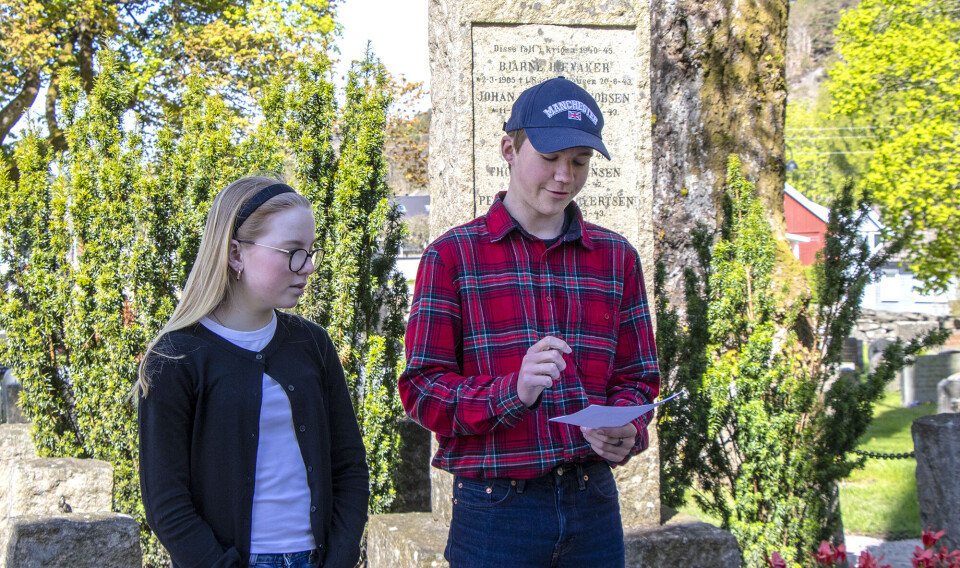 Lena Repstad og Alexander Søberg ved minnesmerket utenfor Søgne hovedkirke.