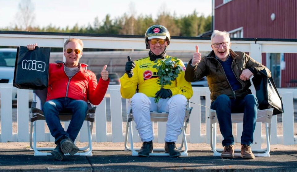 Hå Lerkes eiere strålte sammen med Øystein Tjomsland etter triumfen på Hagmyren fredag kveld. F.v. Leif Lindholm, Øystein Tjomsland og Stig Wiklund.