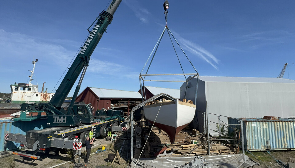 Stor kran fra Søgne må til for å få skuta på vannet.