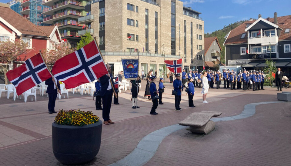 Flaggheising på torvet på Tangvall med Søgne skolekorps og sjøspeiderne.