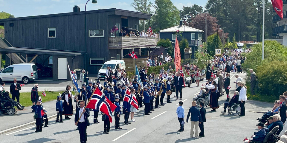 Søgne Skolekorps og folketoget stoppet utenfor omsorgssenteret på Tangvall og spilte nasjonalsangen for beboerne.