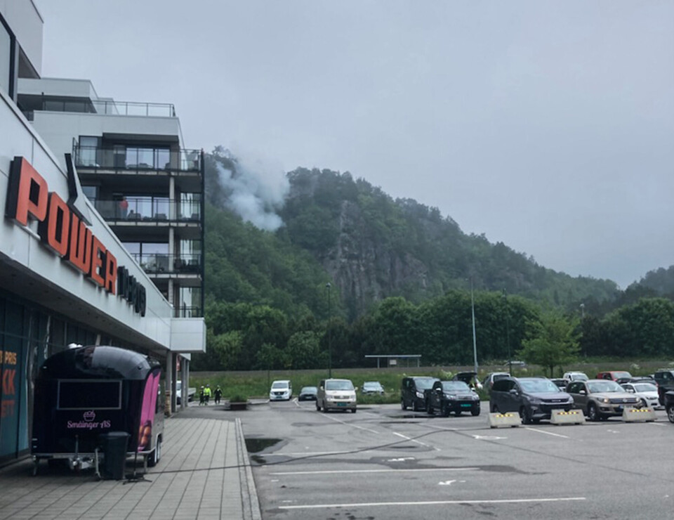 Sprengningen kunne merkes og høres godt også ved Rema 1000 på Tangvall. I følge ansatte på dagligvarebutikken var det flere bilalarmer som startet etter sprengningen.