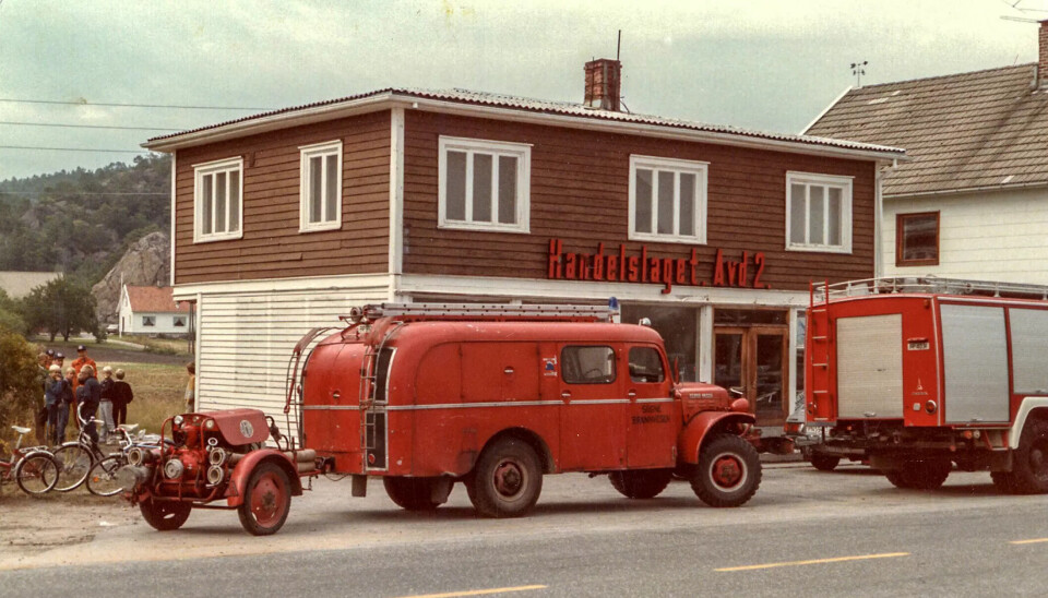 Søgnes første brannbil fra 1957 foran det gamle Handelslaget på Tangvall.