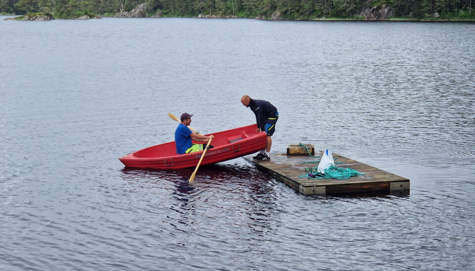 Terje Greibesland og Fredrik Gustafsen ved badebrygga på Homevann.