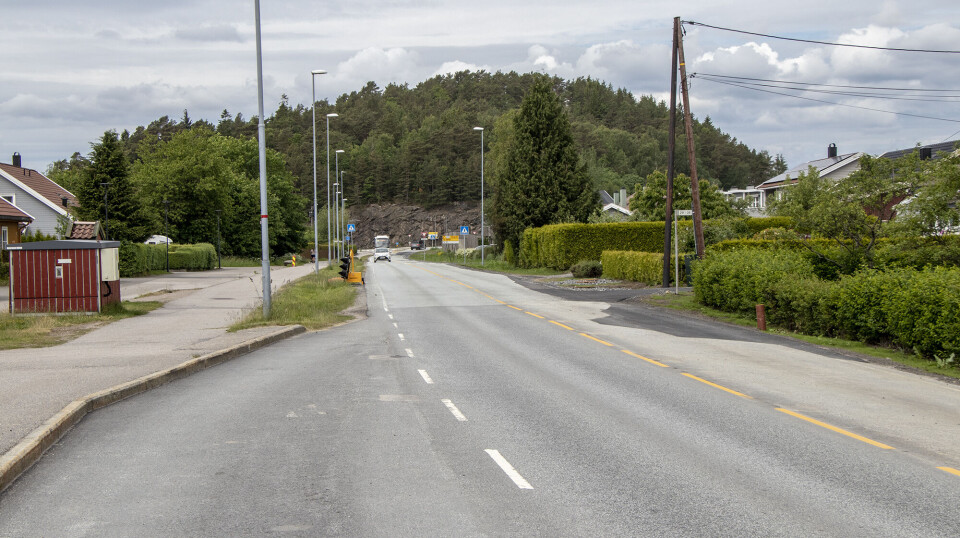 Et sammenpakket trafikklys i veikanten minner om at det har vært regulering av trafikken i Stauslandsveien siden august 2023.