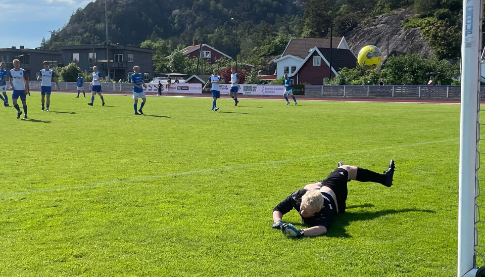 Birkenes målvakt strekker seg forgjeves etter ballen.